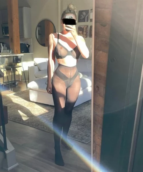 687847 Niki77