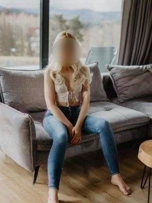 Blond w jeansach